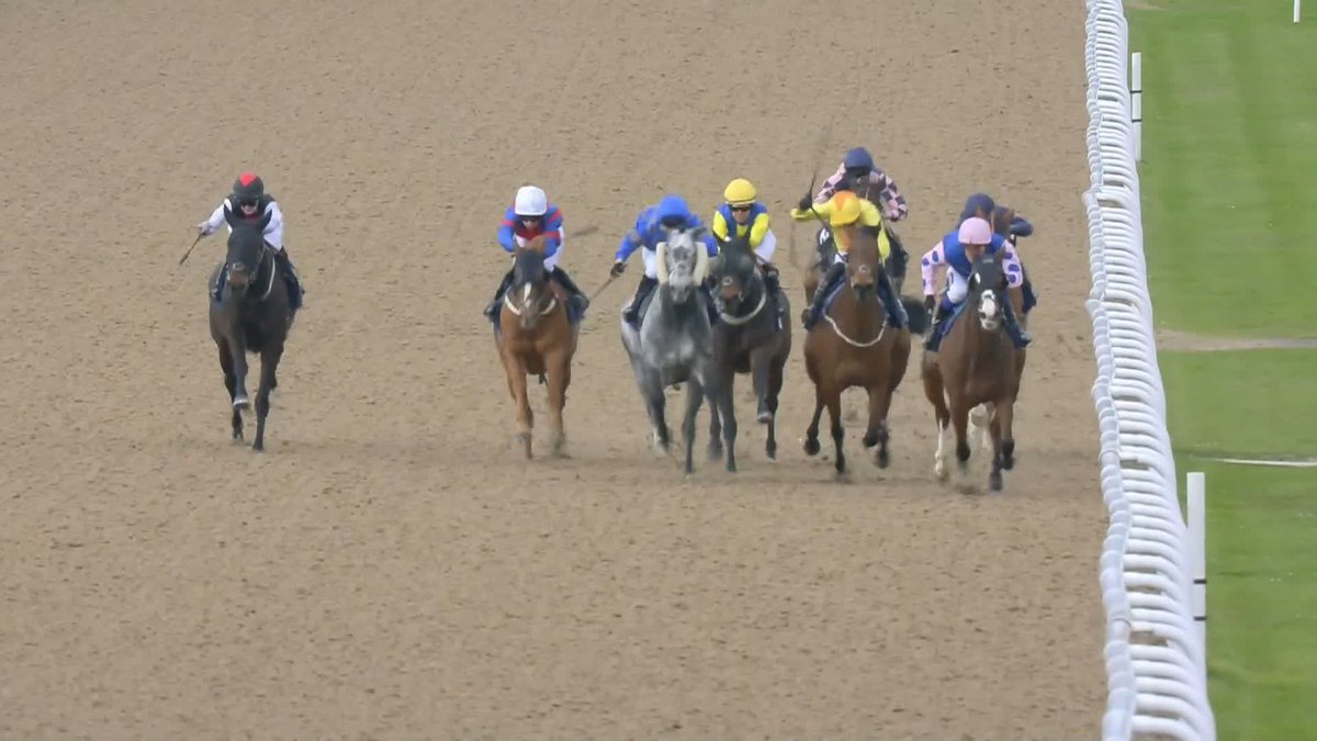 You don't see that every day! 🤯 Ethan Tindall got into a spot of bother with his whip in the Wolverhampton Races straight but makes a nice recovery... 😅