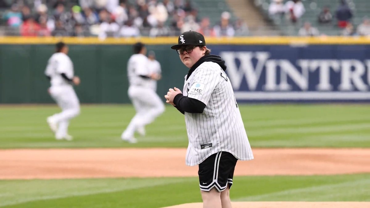 Delightful Derek is a two-way player! Jake Connelly from #StrangerThings threw out the first pitch at today's White Sox game ⚾️