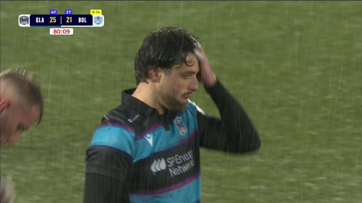 Adam Hastings uses the clock to his advantage ⏰ The Glasgow Warriors man kicks between the posts to secure a quarter-final spot in the #InvestecChampionsCup ⚔️