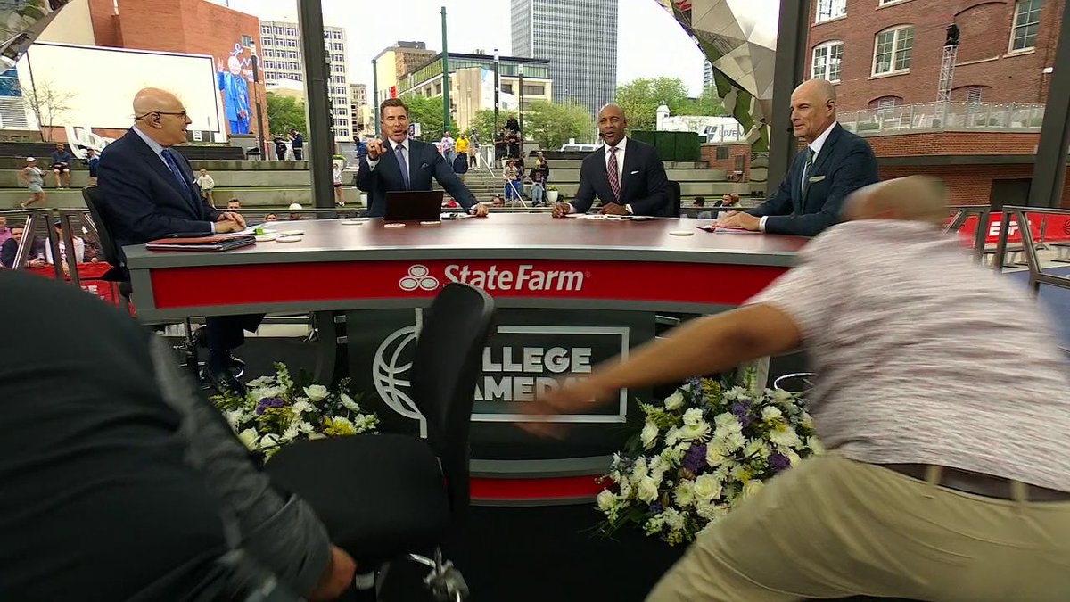 It's a bit windy on the College GameDay set 🤣