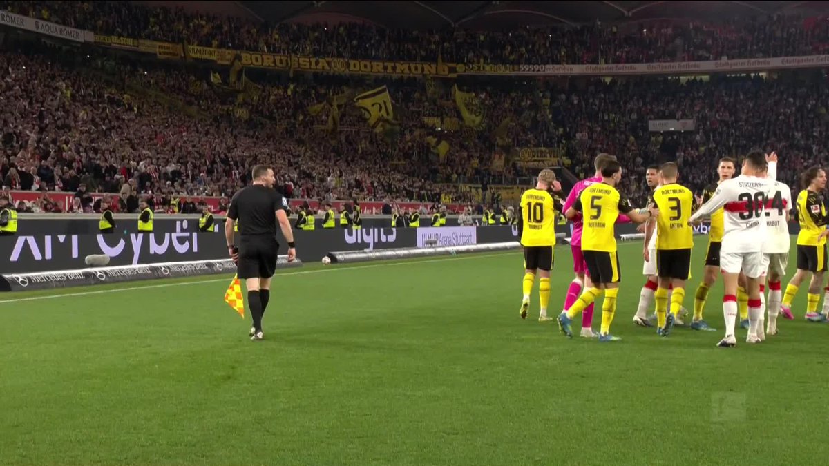 Die Stuttgart-Fans TOBEN! 😤😤😤 ➡️ Die BVB-Spieler haben vor den Stuttgarter Heimfans gefeiert. 👉 Die Bundesliga LIVE auf SKY SPORT 📺📱🖥️ #skybundesliga #bundesliga #vfbbvb