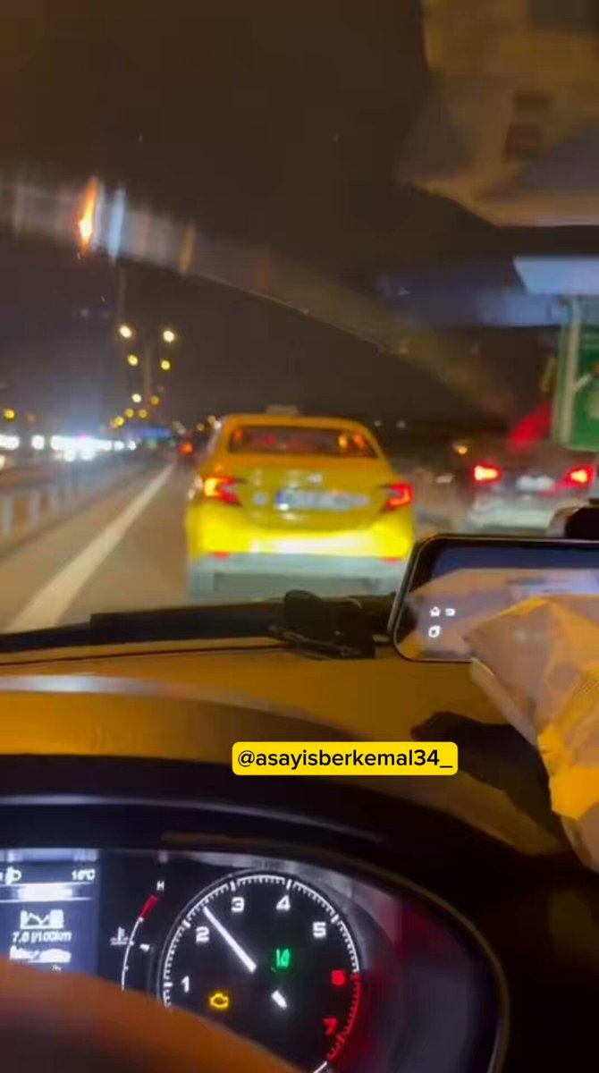 İstanbul TEM Otoyolunda en sol şeritte trafiği duraksatan otomobil tepkilere yol açtı. Taksi şoförü, otomobil sürücüsünün sarhoş olduğunu iddia etti.