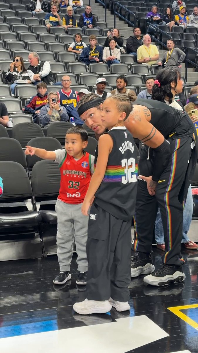 Aaron Gordon on pregame uncle duty 🥹