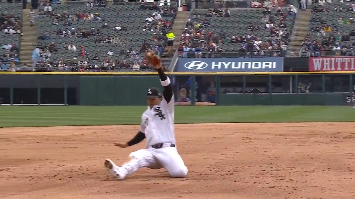 Miguel Vargas makes light work of this rocket off the bat 😯