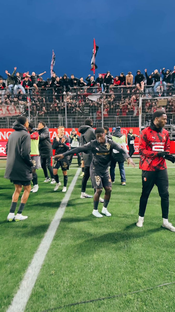 « 𝙑𝙖𝙢𝙤𝙤𝙤𝙤𝙤𝙤𝙤𝙤𝙨 » 🗣️ Ce derby est pour le SRFC, joie partagée à Le Blé 🔴⚫️ #SB29SRFC 3-4