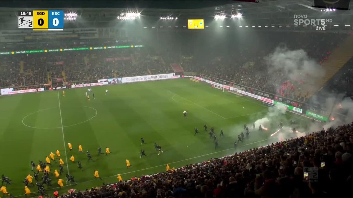 𝐂𝐇𝐀𝐎𝐒 ve druhé Bundeslize! Fanoušci Dynama Drážďan se během zápasu dostali až pod kotel fanoušků Herthy Berlín a zasahovat museli těžkooděnci. #NovaSport | #2Bundesliga