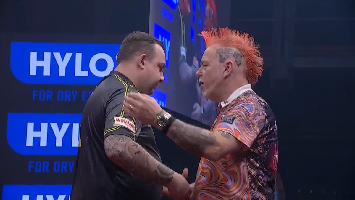 HUYBRECHTS KO'S WRIGHT! Look away Peter Wright...🫣 The former World Champion busts 130 to allow Huybrechts back to the board, who capitalises on the Scots' mistakes and wins 6-3! 📺 #ET4