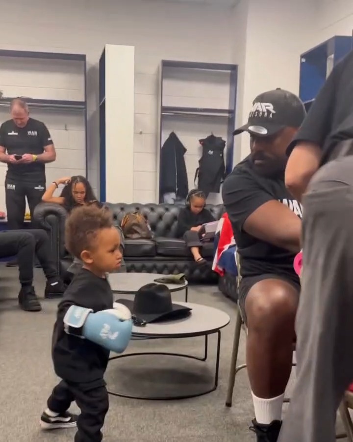 Derek Chisora's one-year-old son Zion watching him get his hands wrapped ahead of his 50th fight ❤️ #ChisoraWilder live on DAZN 📺