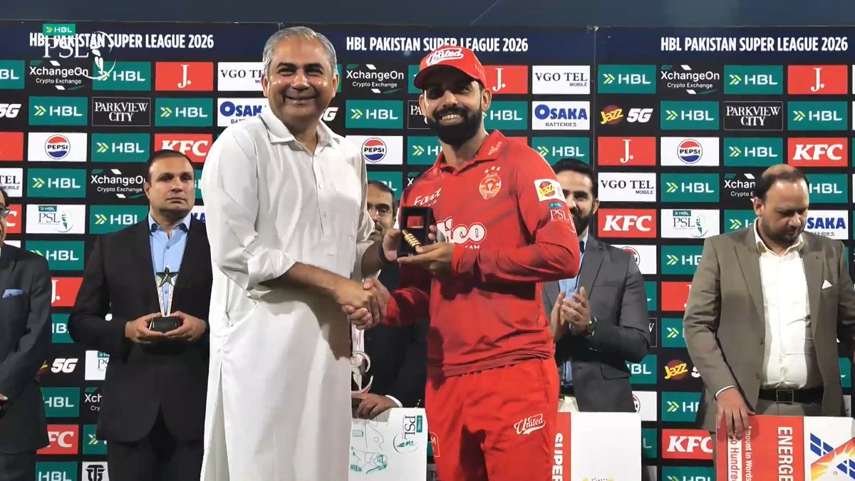 PCB Chairman Mohsin Naqvi presented the Golden Bail to winning captain Shadab Khan in inaugural Twin Cities Derby of HBL PSL #HBLPSL11 | #NewEra