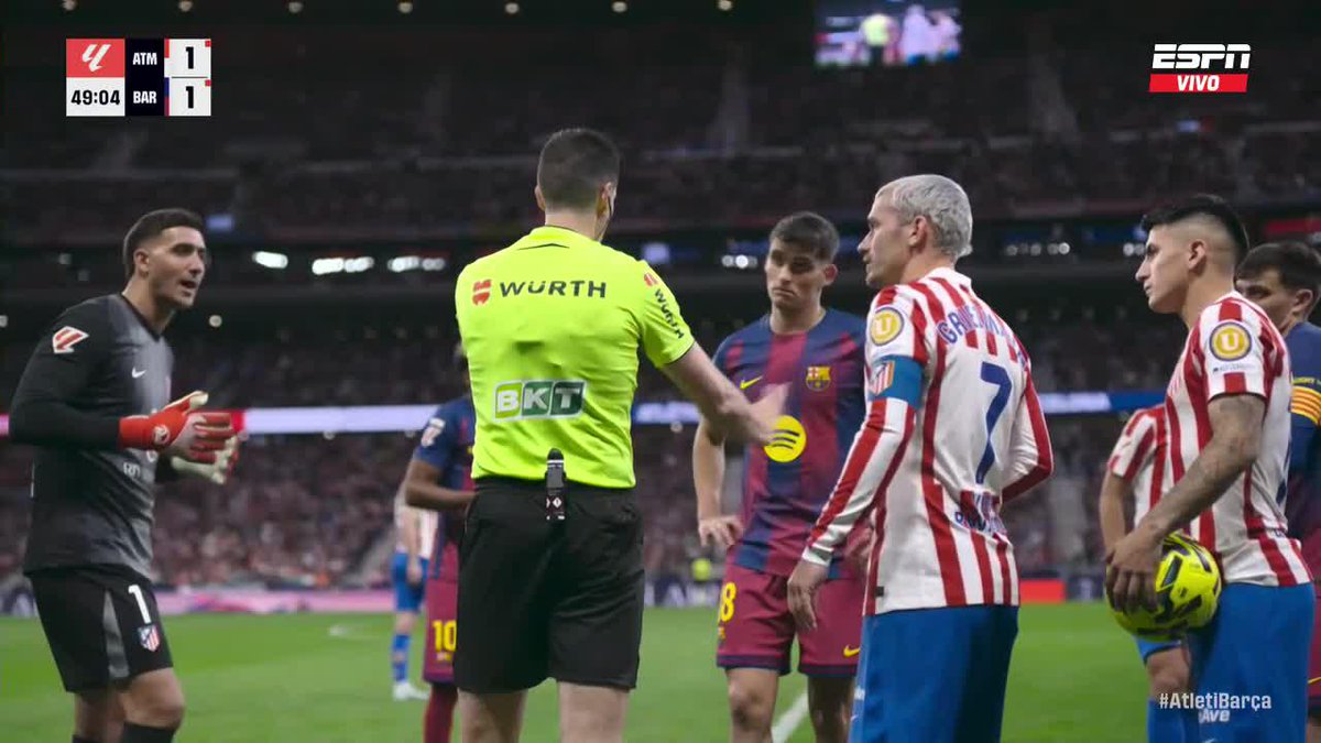 ⚠️⛔️ GERARD MARTÍN NO FUE EXPULSADO POR ESTE PATADÓN A THIAGO ALMADA. El árbitro lo había expulsado y, luego del llamado de VAR, decidió sacarle AMARILLA. 😳 ⁉️ ¿Opiniones?