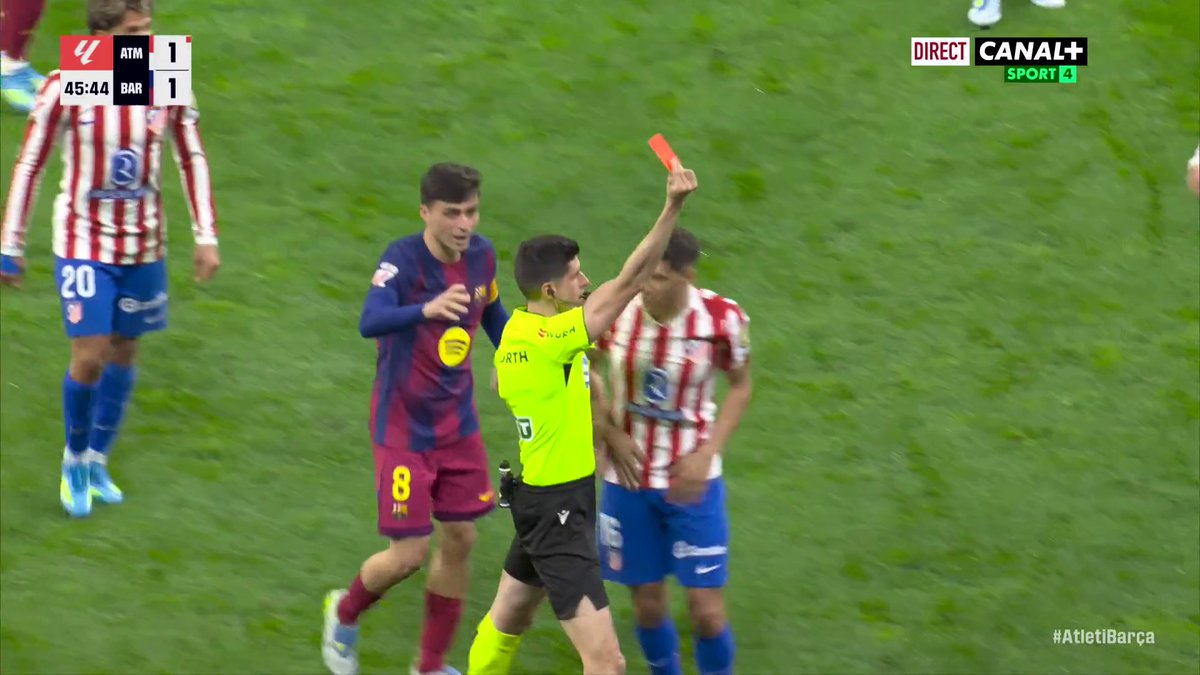 #LaLiga 🇪🇦 : Incroyable 😮 L’arbitre annule le carton rouge de Gerard Martín après consultation de la VAR 🔍 Comprenez-vous cette décision ? 🤔⚽