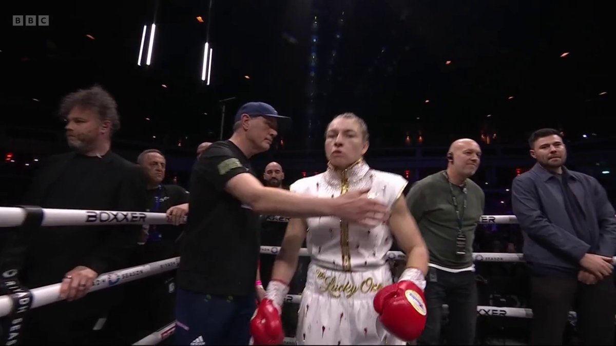 Lauren Price heads to the ring with a stirring rendition of Yma o Hyd ringing out! It's almost go time! Watch LIVE on BBC Two, BBC iPlayer and the BBC Sport app 💥