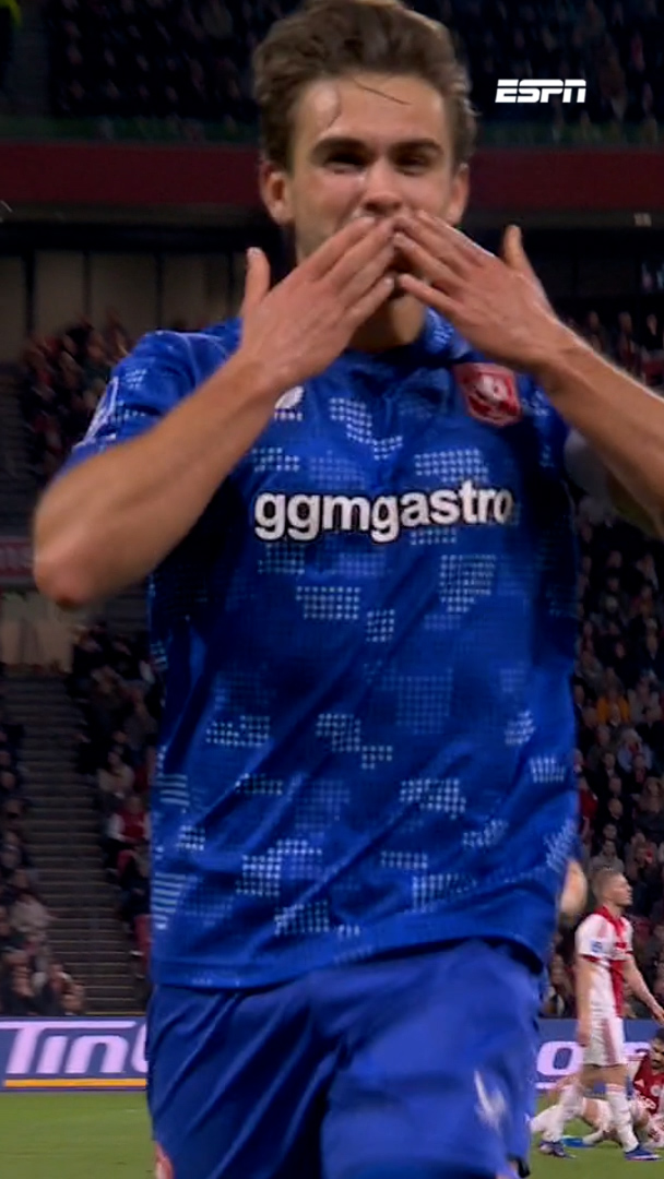 Bart van Rooij dribbelt vanaf de middenlijn, kapt naar binnen en krult prachtig raak! 🌟 #ajatwe