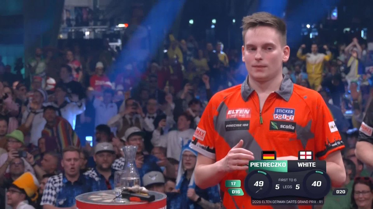 PIKACHU SCRAPES THROUGH! Ricardo Pietreczko is through to round two, as the German scrapes through a gruelling last-leg decider and beats Ian White 6-5! 📺 #ET4