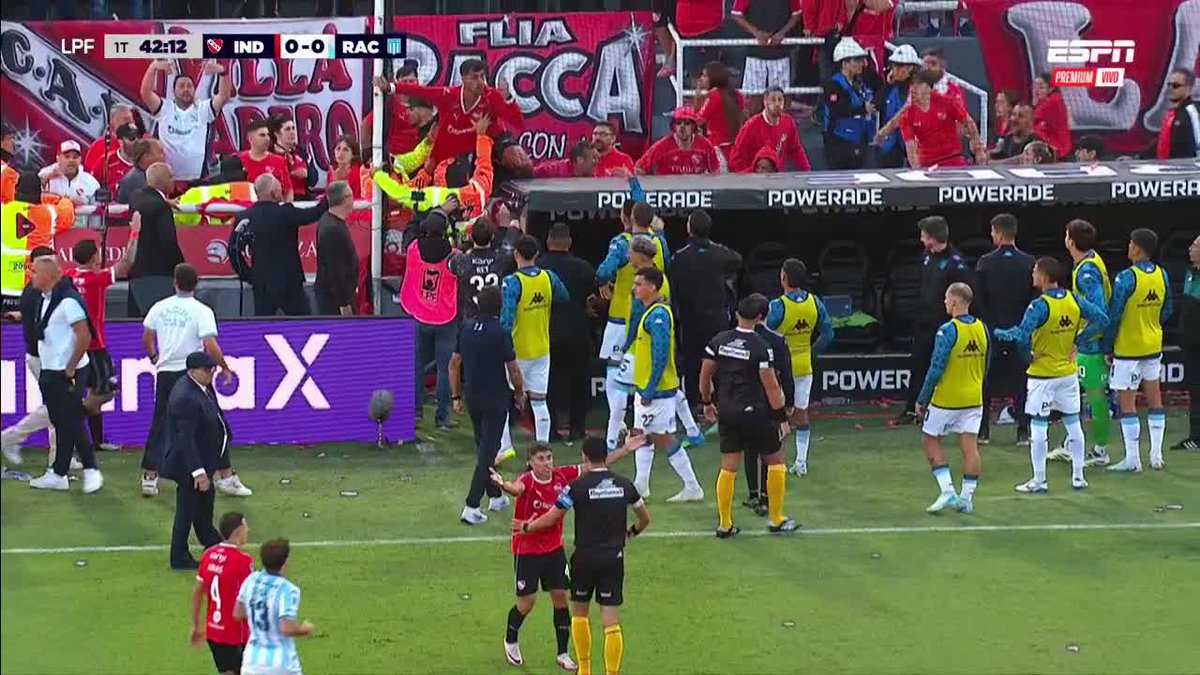 ⚠️🇦🇷 HAY INCIDENTES ENTRE EL BANCO DE RACING Y LA GENTE DE INDEPENDIENTE.
