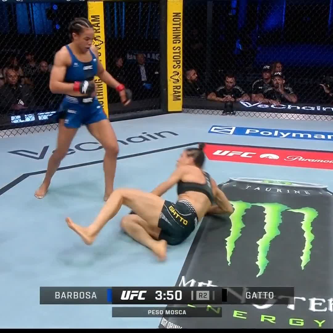 Woooow ‼️ Patada fulminante de Barbosa. Se necesitará revisión para determinar si fue golpe ilegal #UFCVegas115 | Ver en vivo por Paramount+ Deportes