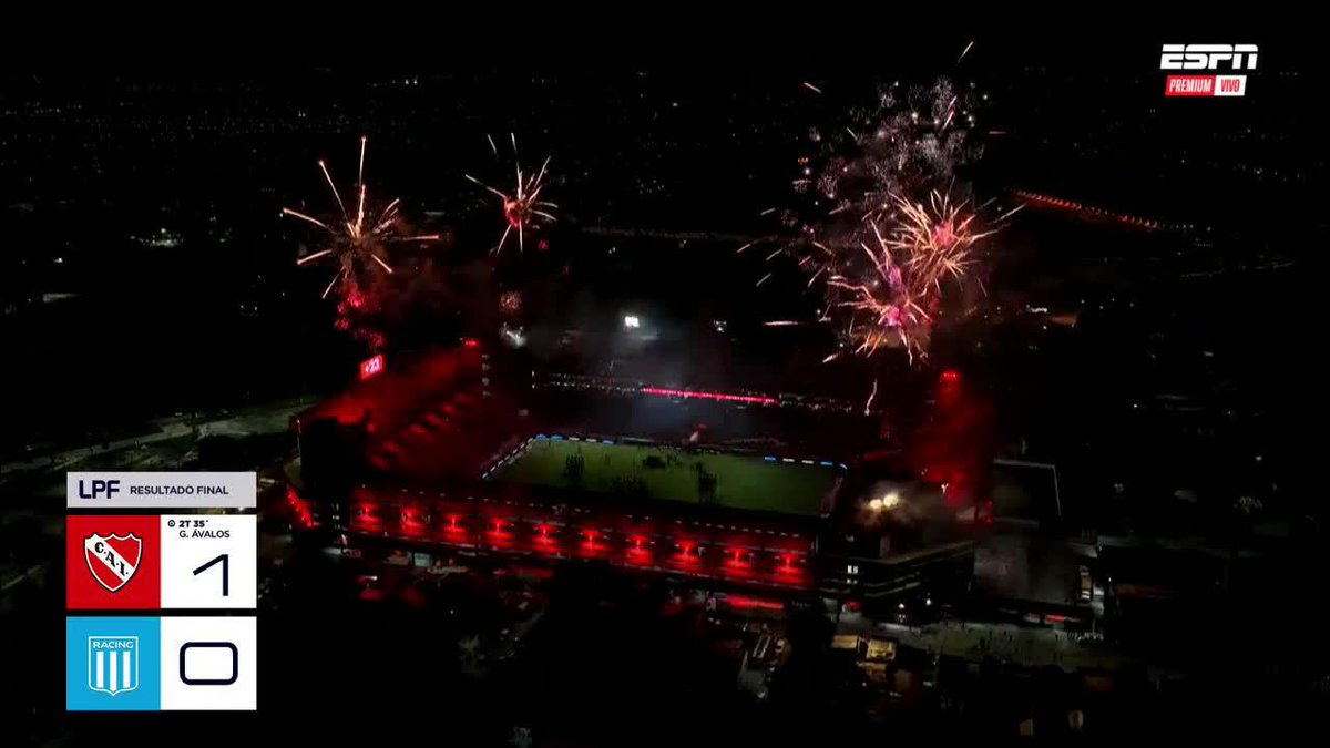 🧨🇦🇷 LLUVIA DE FUEGOS ARTIFICIALES Y LOCURA EN EL LIBERTADORES DE AMÉRICA. Independiente celebra el clásico ganado, así… 🚬
