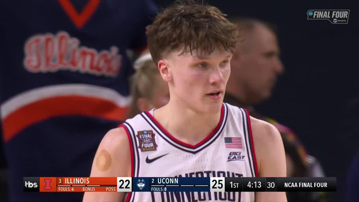 Karaban rips it away and Mullins goes coast-to-coast for UConn Men's Basketball 😮‍💨