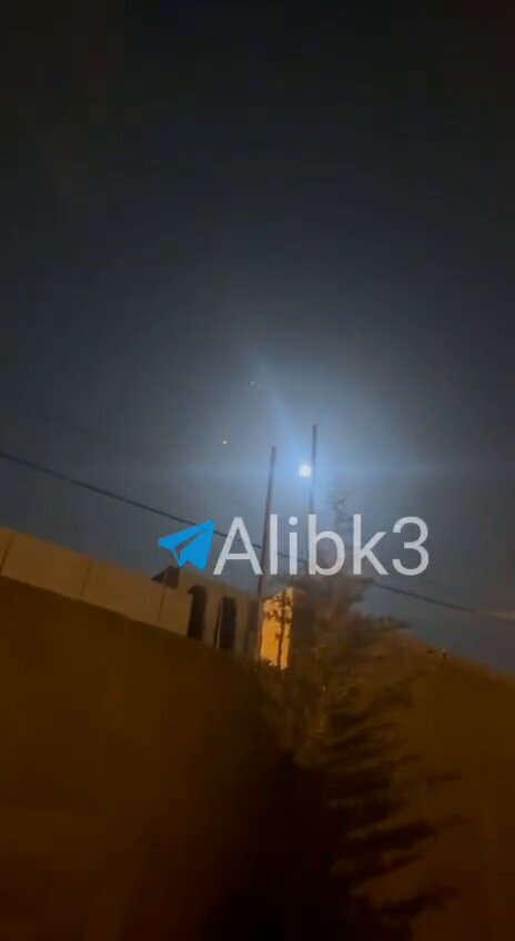 🚨🇮🇱🇮🇷 BREAKING: Iranian ballistic missiles incoming over the Negev. Three to four smaller projectiles and one larger, likely a cluster warhead scattering submunitions. Source: Rerum Novarum // Intel, Breaking News, and Alerts