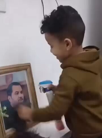 أب يعلم ابنه كيفية تمجيد صدام حفتر بالصورة الصحيحة لماذا لم تنتهي هذه العقلية في ليبيا شرقا وغربا ؟؟ #العاصمة