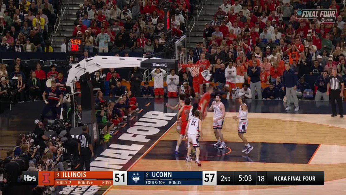 Andrej Stojaković keeping Illinois in it 🍿 Watch #MFinalFour on TBS