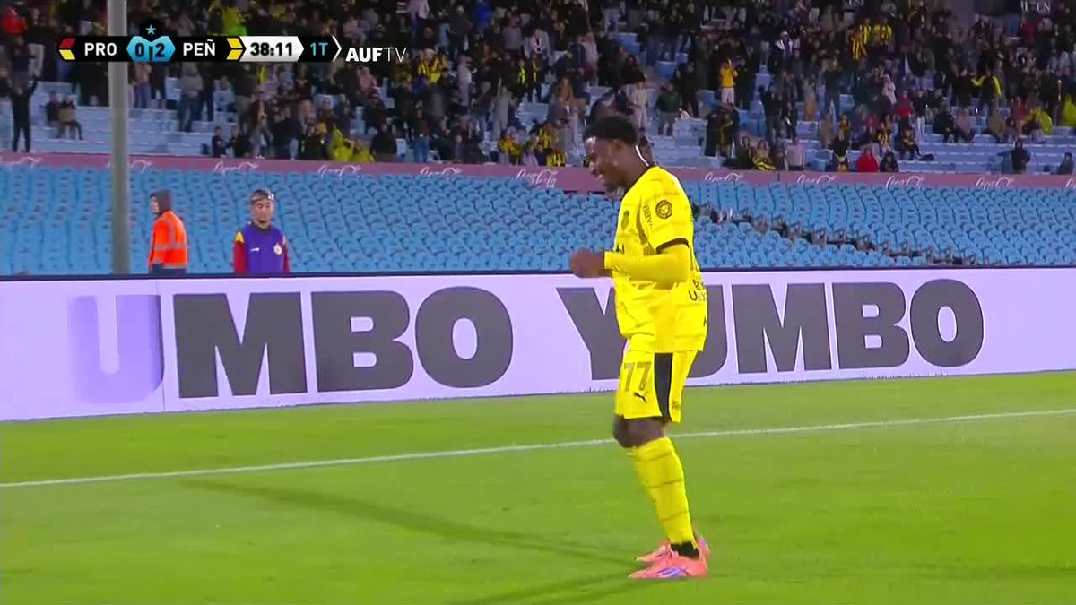 ¿UNA BICICLETA A LO RONALDO? ¡FENOMENAL! El colombiano Angulo dejó desparramado al arquero de Progreso con su gambeta y, ya con el arco libre, marcó su doblete para el 2-0 final del Manya en el Centenario. 📺 #DisneyPlus Plan Premium