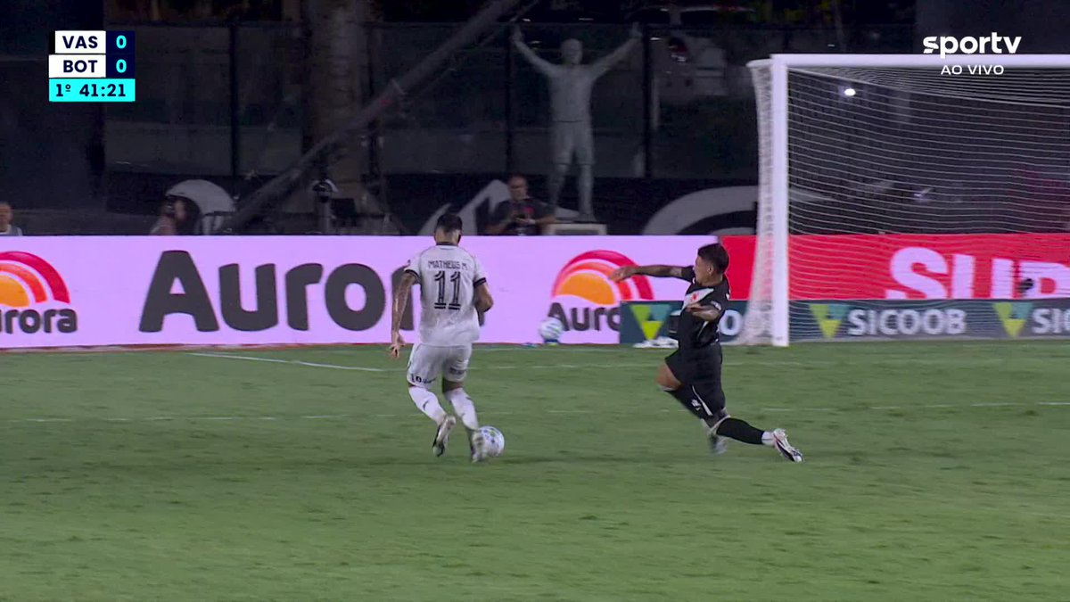 Botafogo sai em contra-ataque. Matheus Martins dá o tapa na frente e é derrubado por Saldivia. Jogadores do Botafogo pedem o cartão vermelho. #vasco #botafogo #brasileirão #futebol #ge