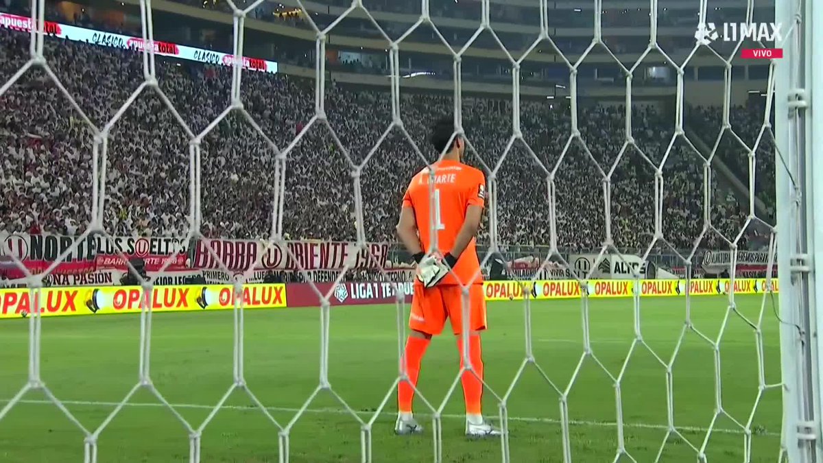 Advíncula expulsado en el primer minuto del clásico peruano. Le había pasado algo así en Boca cuando visitó a Cruzeiro.