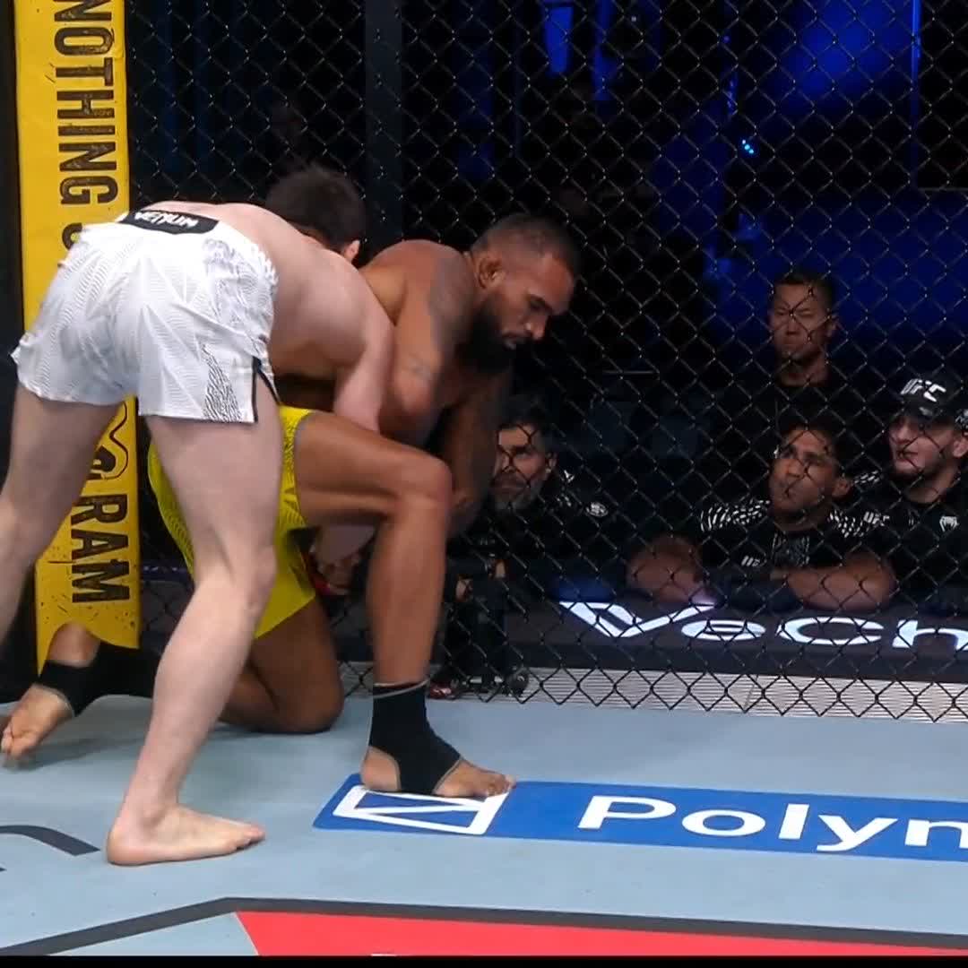 🚨🇹🇷 UFC'deki temsilcimiz Abdul Rakhman Yakhyaev, Brendson Ribeiro'yu ilk raundda boğarak UFC'deki 2. maçından da galibiyetle ayrıldı. 👏👊 BRAVO ABDUL RAKHMAN!
