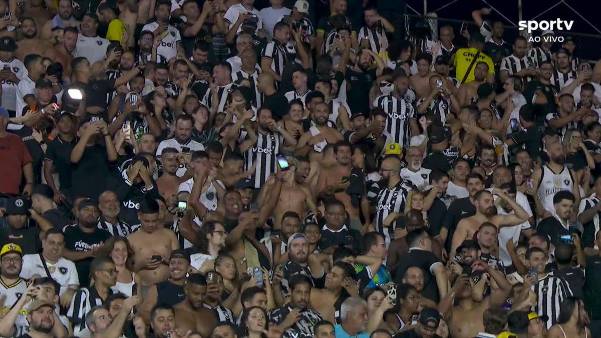 Festa da torcida do Botafogo em São Januário! #botafogo #vasco #brasileirão #futebol #ge
