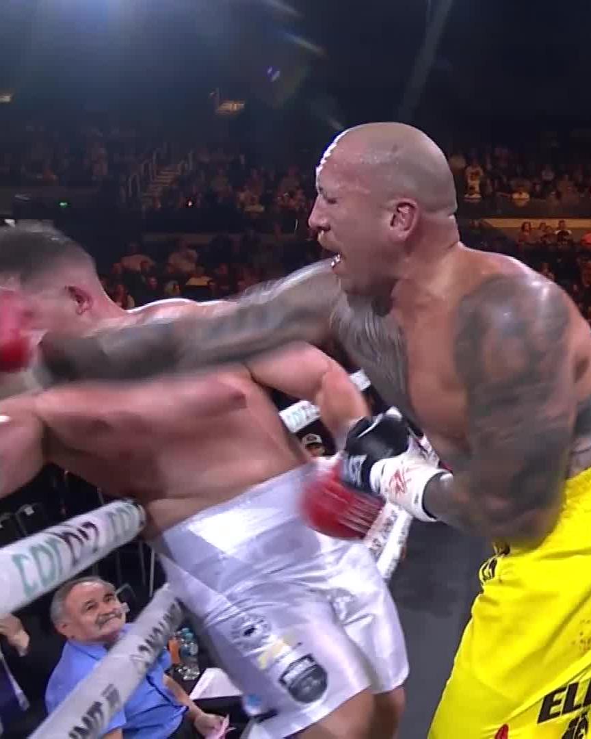 Nelson Asofa Solomona lands a massive right hand that drops Jarrod Wallace, leading to the KO in RD3. 📺 Watch #TszyuNurja live: