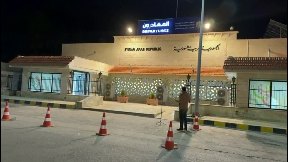 كاميرا العربية ترصد إخلاء السلطات السورية معبر جديدة يابوس الحدودي بين سوريا ولبنان من المدنيين والموظفين بعد تهديد الجيش الإسرائيلي باستهداف المعبر قناة العربية