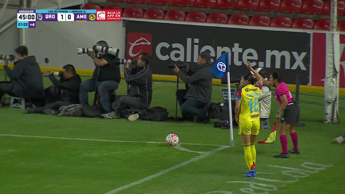 Irene Guerrero anotó el gol del América Femenil y todas las jugadoras fueron a abrazar a Ángel Villacampa porque su papá falleció esta semana. Qué bonito gesto. ❤️🩹🕊️