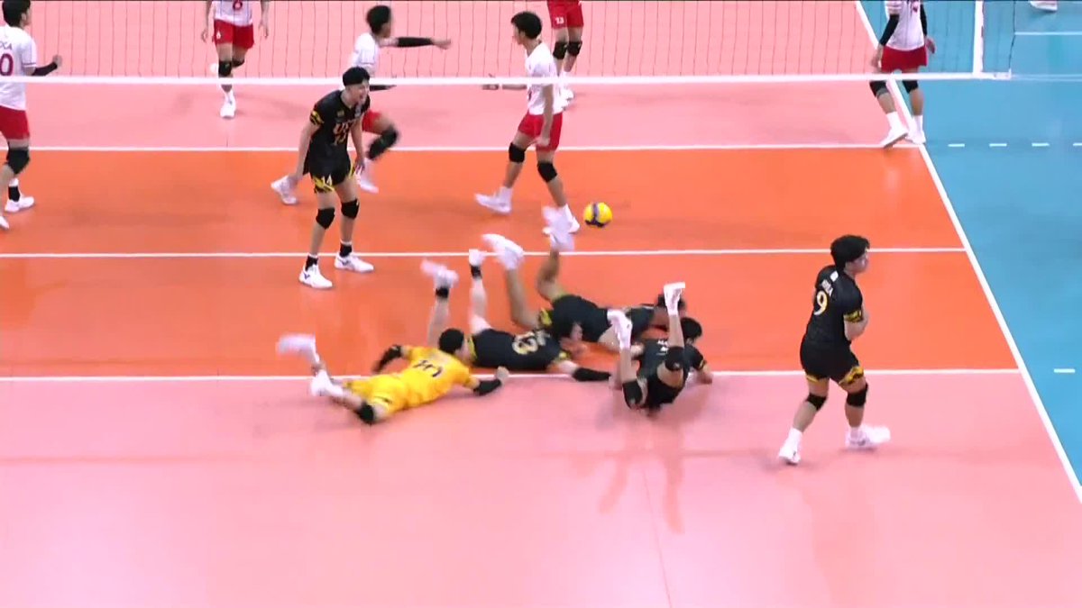 NAKI-DIVE NA RIN 🤣 Trevor Valera brings the laughs with a late dive in this rally between the UST Golden Spikers and the UE Red Warriors in the UAAP Season 88 men's volleyball tournament! #UAAPSeason88 #LegendsStartHere #StrengthInMotionHopeInAction