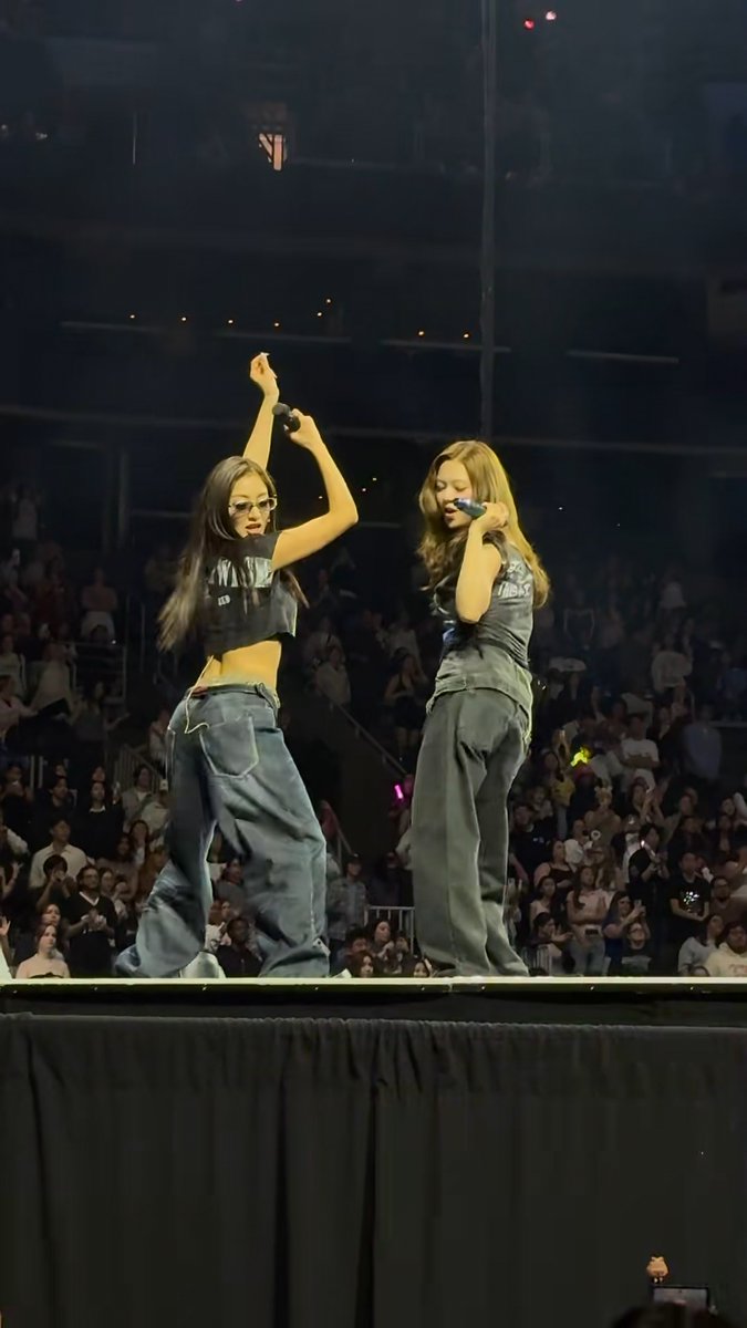 Jeongyeon and Jihyo keep twerking after watching Cardi B's concert 😭