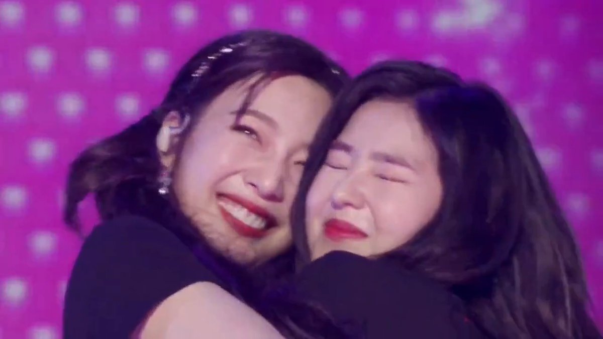 joyrene's hugs always hit different 🥹🥹🥲😭