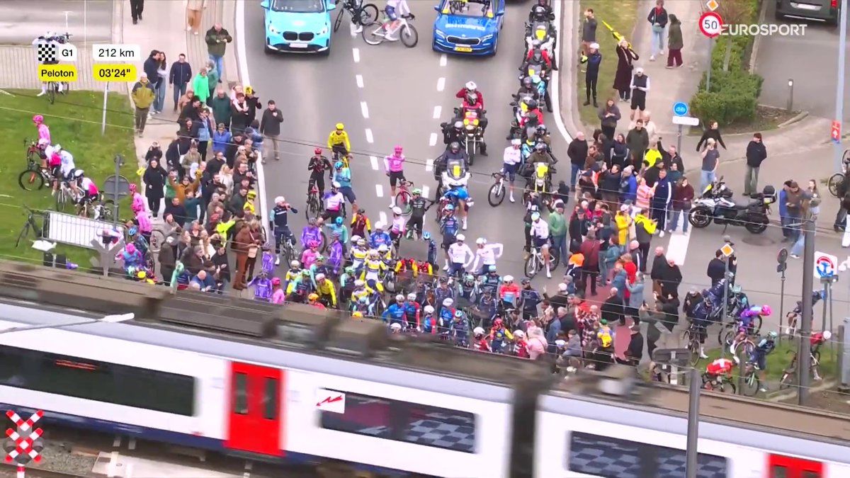 🚴🇧🇪 | Ongelofelijk, maar waar. Het peloton breekt in twee stukken. Niet door een aanval, niet door de wind en niet door een valpartij, maar door een spoorwegovergang... 🚂😅 #RVV26 Wielrennen 👀 HBO Max