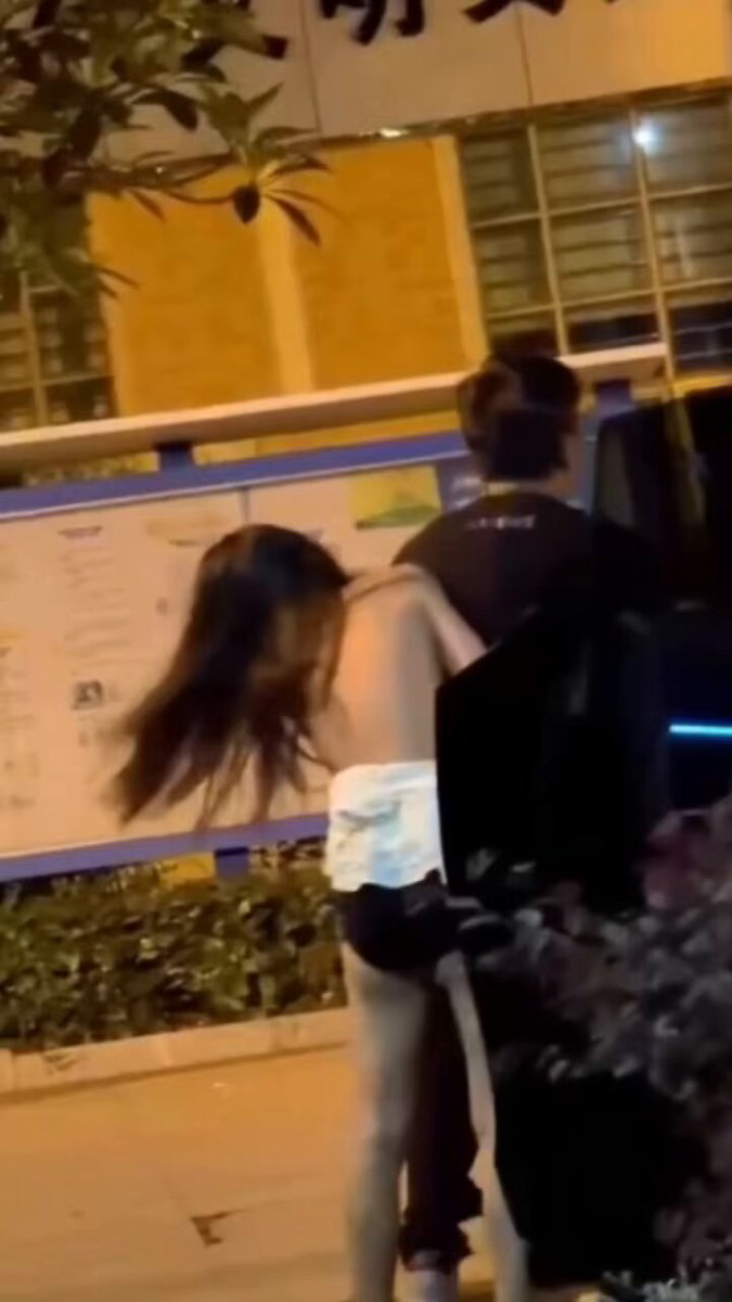 老公和小三在车里亲热，老婆穿着睡衣下楼抓现行！渣男犯的错，变成了两个女人的撕扯……