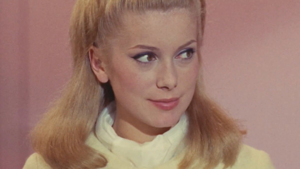 ✨ CATHERINE DENEUVE ✨ LES PARAPLUIES DE CHERBOURG, la comédie musicale culte de Jacques Demy, c'est dispo.
