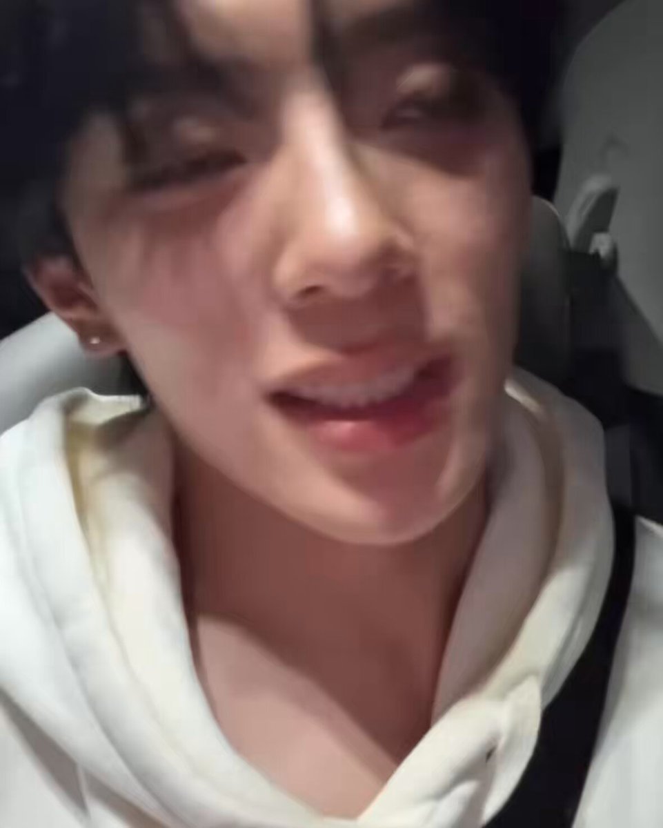 의주님이 저번주 인가 인터뷰에서 하트 못 해준거 못 봤다고 사과하셨대 ㅋㅋㅋㅋ ㅜㅜ 귀엽다고 했었는데 형인지 알고 나서부터는 귀엽다고 말하기 조심스럽다구