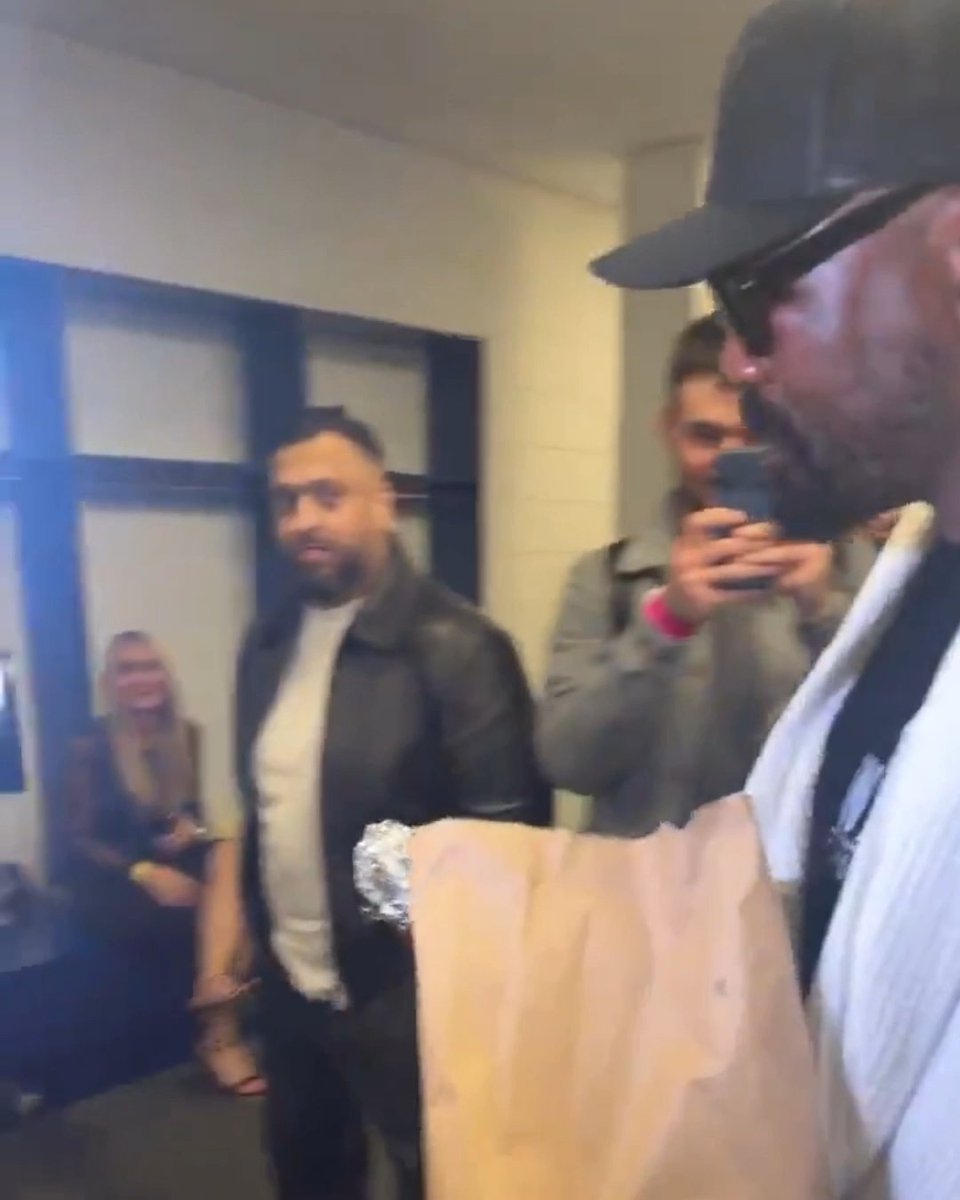 Derek Chisora bought Deontay Wilder and his team Five Guys burgers after their fight 🤝🍔 Download The Ring's new mobile app and sign up for FREE 📲➡️
