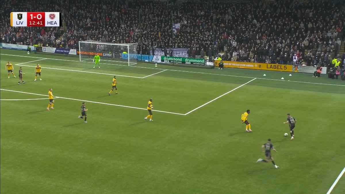 👀 “Cammy Devlin having words there with Claudio Braga” Hearts remain in search for an equaliser at Livingston, with Braga hitting the side-netting ⤵️