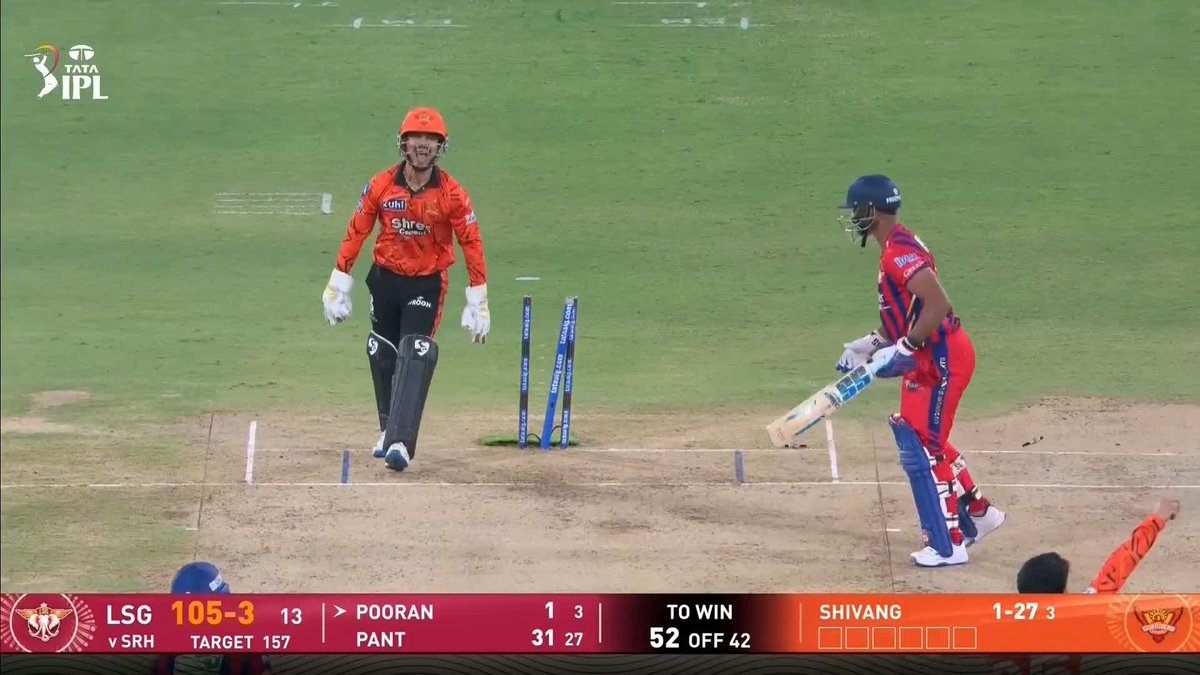 Nicholas Pooran loses his balance and gets run out! 🫨