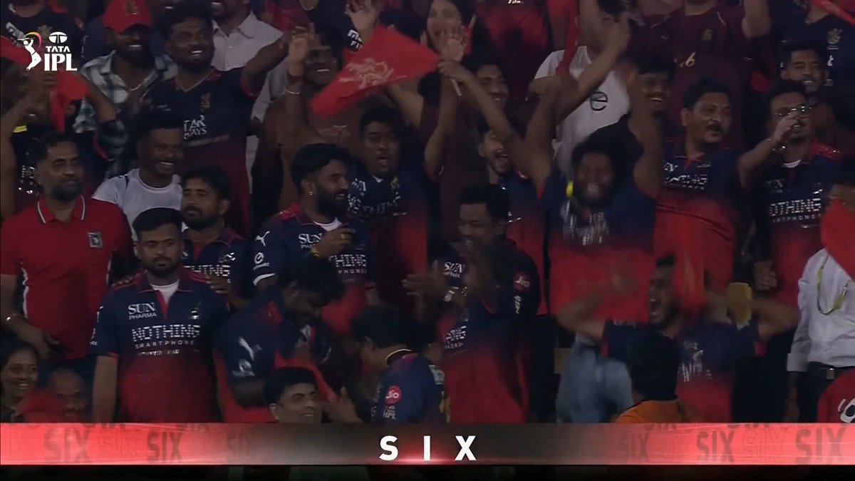 A NO LOOK SIX FROM VIRAT KOHLI! 🤯