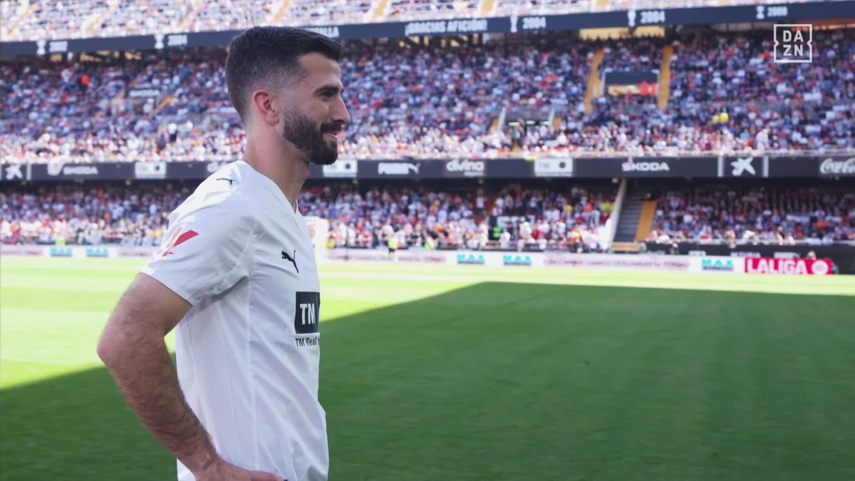 LEYENDA DEL Valencia CF 🧡🦇 El homenaje de Mestalla al capitán Jose Luis Gayà Peña por sus 400 partidos 👏🏻 #LALIGAenDAZN ⚽