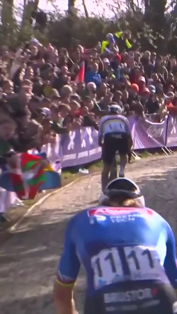 Tadej Pogačar ryckte ifrån Mathieu van der Poel vid Oude Kwaremont och segrade i Flandern runt! 🌟🇸🇮 📲 Streama cykelsäsongen 2026 på HBO Max.