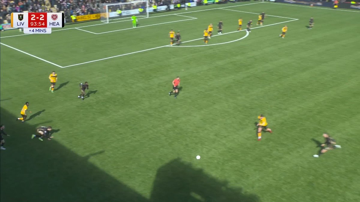 🟥 Hearts were reduced to 10 MEN before full-time! After a VAR check, Marc Leonard’s booking was upgraded to a red following his foul on Robbie Muirhead ⤵️