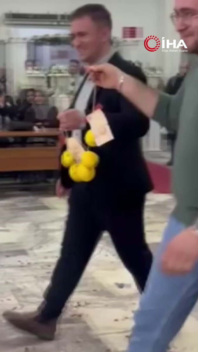 Manisa'nın Gördes ilçesinde düzenlenen düğünde damadın arkadaşları, damada altın yerine 'beşi bir yerde ayva' taktı.