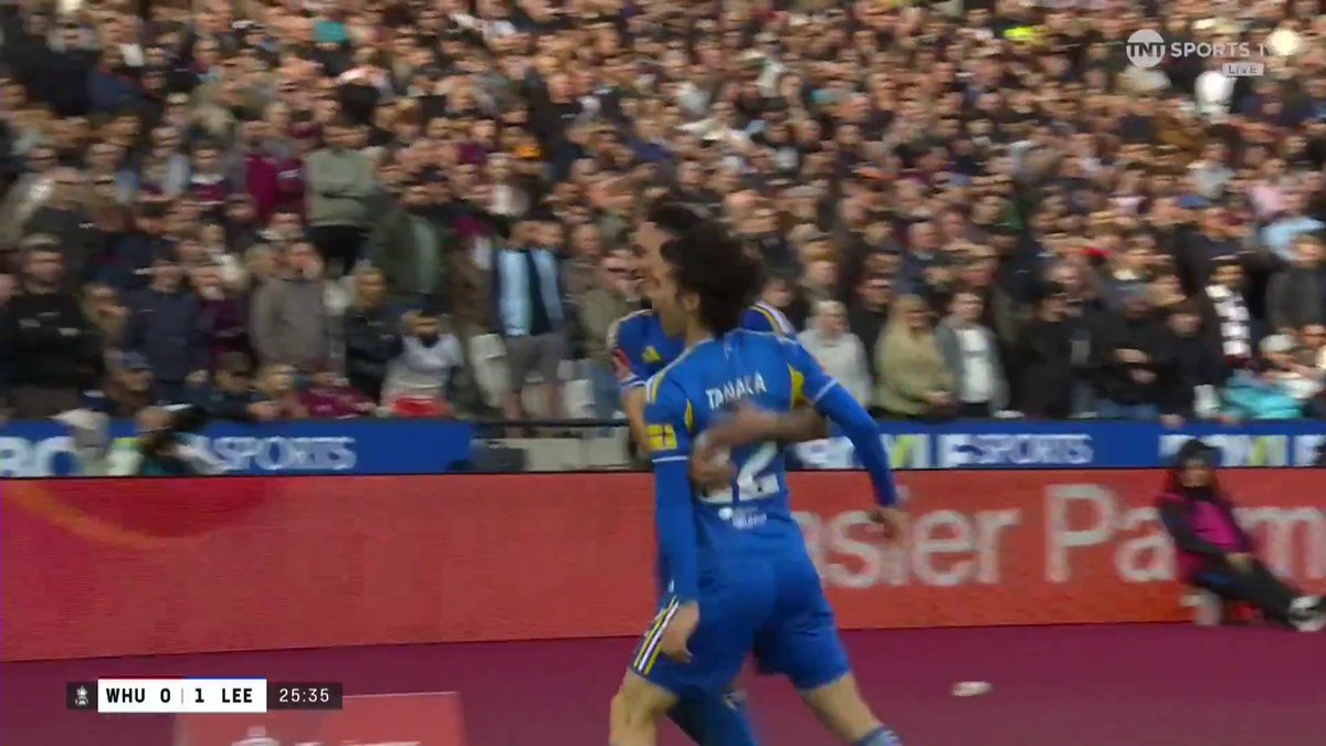 9000 LEEDS FANS CELEBRATE AS THEY HAVE 1 FOOT IN THE FA CUP SEMI FINALS AT WEMBLEY…