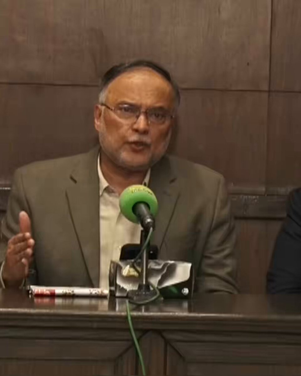 دنیا کی کامیاب معیشتوں کو دیکھ لیں—جاپان سے لے کر امریکہ تک، انڈونیشیا سے لے کر ملائیشیا تک—کہیں بھی شام کے بعد دیر رات تک مارکیٹیں کھلی نہیں ہوتیں۔ لیکن ہم شاید دنیا کی واحد مثال ہیں جہاں بازار دوپہر کو کھلتے ہیں اور رات گئے، بلکہ کئی جگہوں پر دو دو بجے تک کھلے رہتے ہیں۔ مجھے اپنا زمانہ یاد ہے، جب میں گورنمنٹ کالج میں پڑھتا تھا (1974-75)، تو صبح 9 بجے انارکلی کی مارکیٹیں کھل جاتی تھیں۔ دکانیں صاف ہو رہی ہوتیں، تلاوت چل رہی ہوتی، اور برکت کا ایک الگ ماحول ہوتا۔ آج صورتحال یہ ہے کہ بارہ یا ایک بجے سے پہلے مارکیٹیں نہیں کھلتیں اور رات گئے تک بجلی جلتی رہتی ہے۔ ہمیں یہ سمجھنا ہوگا کہ رات کو استعمال ہونے والی بجلی زیادہ تر امپورٹڈ فیول سے پیدا ہوتی ہے، اور فرنس آئل سے بننے والی بجلی قوم کو 60 سے 80 روپے فی یونٹ تک پڑتی ہے۔ ایسے معاشی بحران میں، کیا ہمیں یہ طرزِ عمل زیب دیتا ہے؟ کیا واقعی ہمیں رات دیر تک دکانیں کھول کر کوئی ایسی اضافی برکت یا منافع مل رہا ہے جو اس نقصان کا جواز بن سکے؟ حقیقت یہ ہے کہ بحران صرف چیلنج نہیں ہوتے، بلکہ وہ مواقع بھی ہوتے ہیں—اپنے رویے بدلنے کے، بہتر فیصلے کرنے کے، اور ایک ذمہ دار قوم بننے کے۔ اسی لیے حکومت نے صوبوں سے کہا ہے کہ تاجر تنظیموں کے ساتھ مل کر ایک لائحہ عمل ترتیب دیا جائے تاکہ مارکیٹوں کی جلد بندش کو یقینی بنایا جا سکے، اور ہم اربوں روپے کے اس غیر ضروری بوجھ سے بچ سکیں۔ میں اپنے تمام تاجر بھائیوں سے دل سے درخواست کرتا ہوں کہ وہ اس قومی ذمہ داری کو سمجھیں۔ اگر آپ اوقات بدلیں گے تو عوام خود کو اس کے مطابق ڈھال لیں گے۔ ہم سب کو مل کر ایسے فیصلے کرنے ہوں گے جو ملک اور قوم کے بہترین مفاد میں ہوں۔ یاد رکھیں، قومیں اپنی عادات بدل کر ہی ترقی کرتی ہیں۔ اگر ہم آج نظم و ضبط، ذمہ داری اور اجتماعی مفاد کو اپنائیں گے، تو کل ایک مضبوط، خودمختار اور خوشحال پاکستان ہماری پہچان ہوگا—انشاءاللہ۔